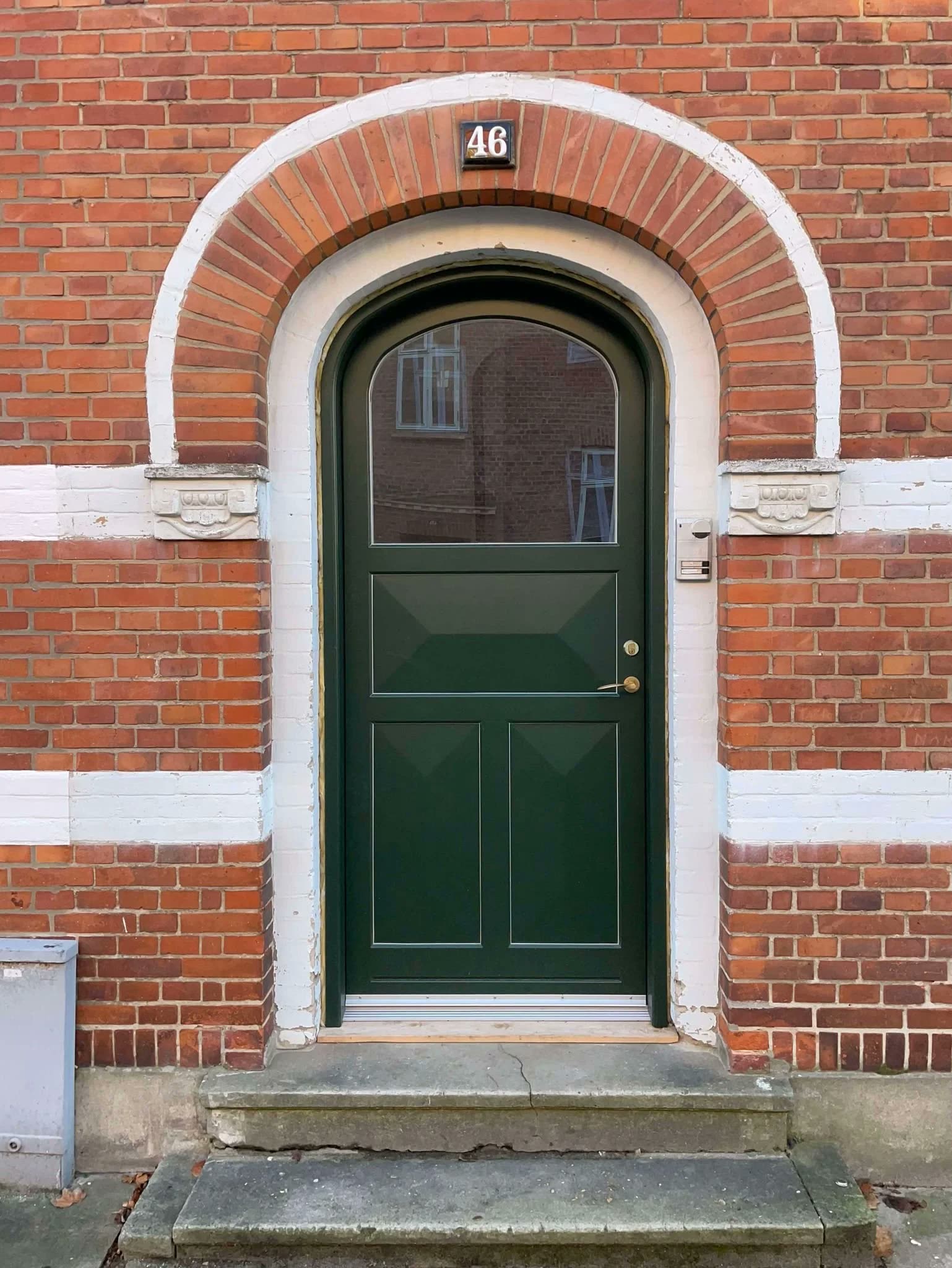 Buet, grøn fyldningsdør.