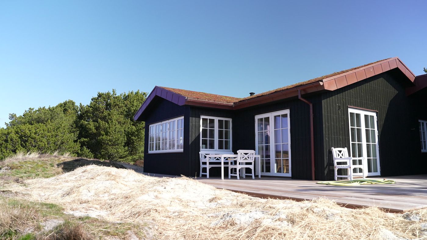 Terrassen ligger i læ af huset.