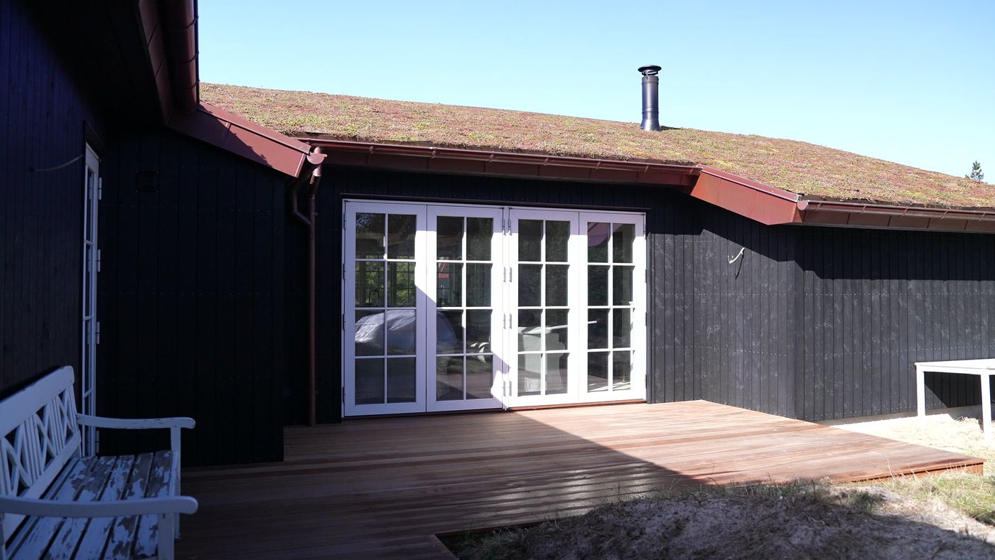 Sprossede dobbeltpartier ud til terrassen.