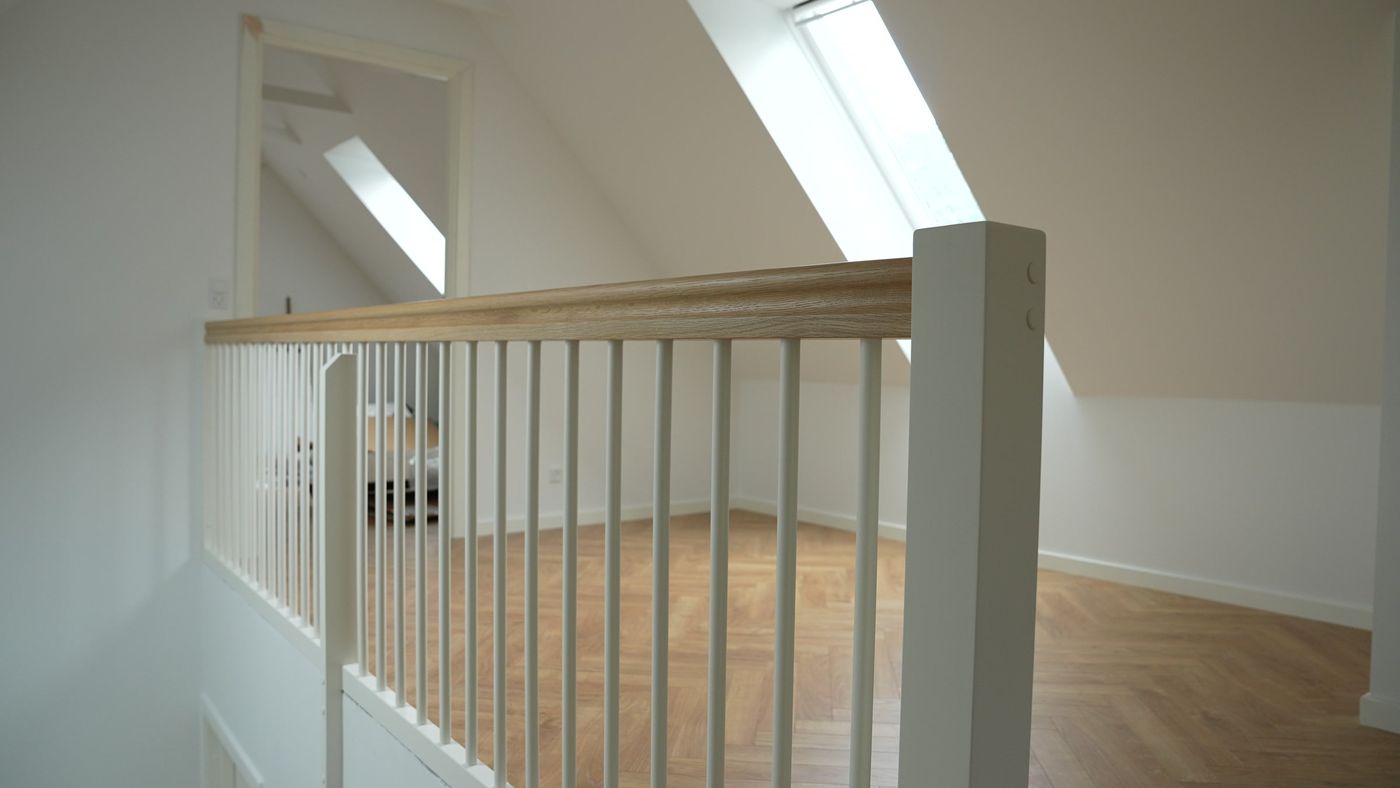 Ny trappe med hvidmalet balustrade.