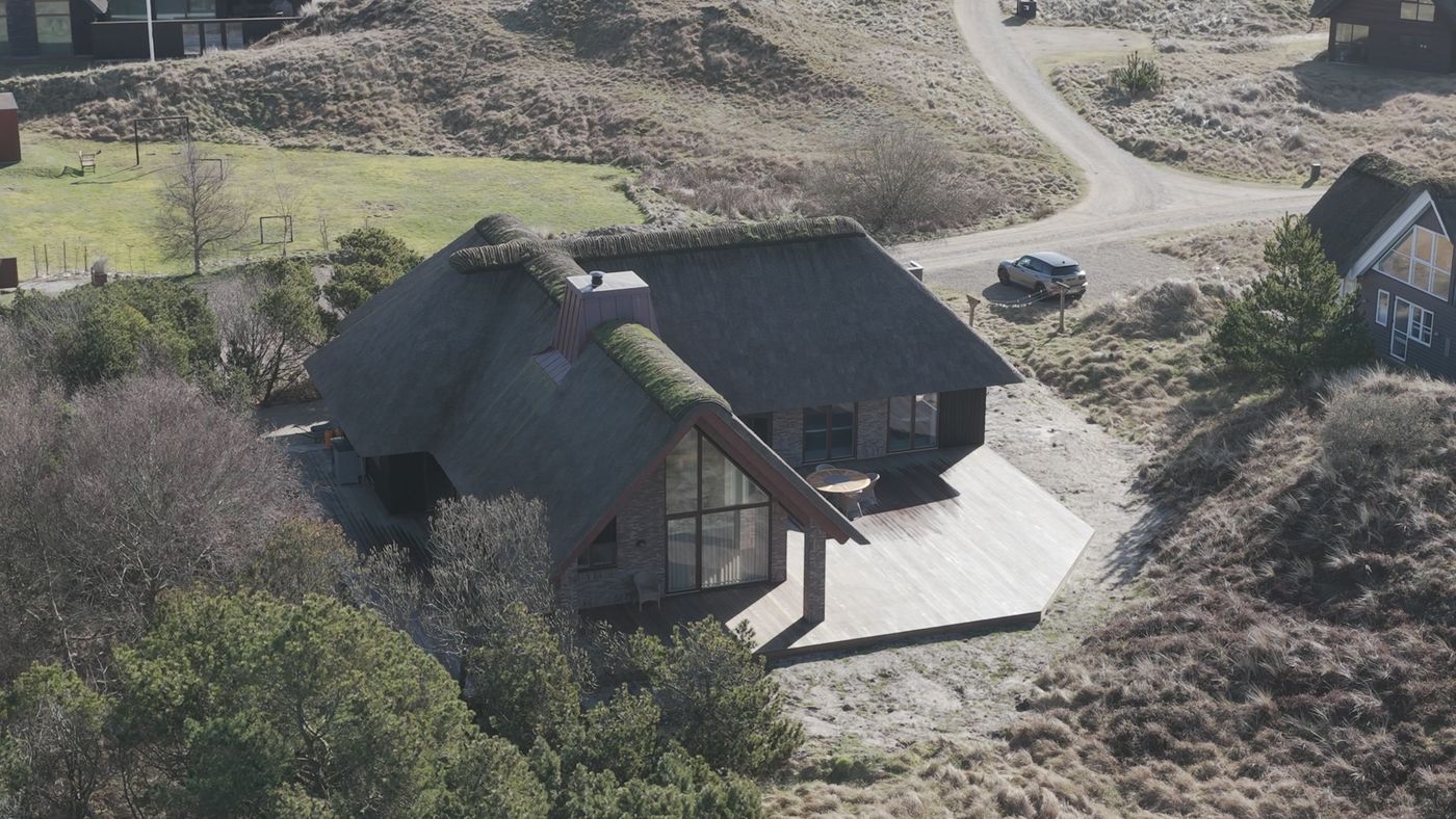 Sommerhus på Fanø med stråtag set fra luften
