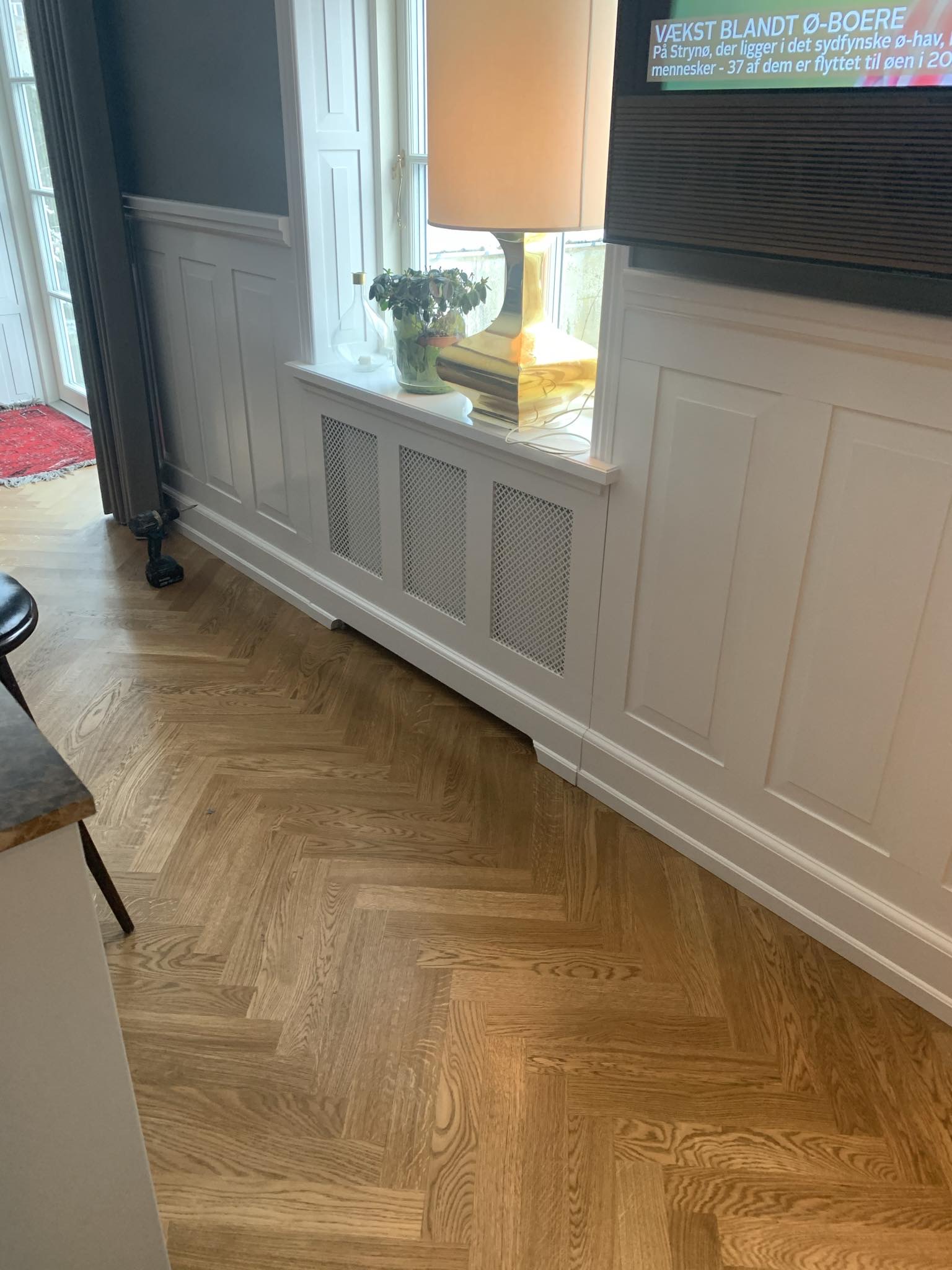 Panelerne går helt ind under vinduet.