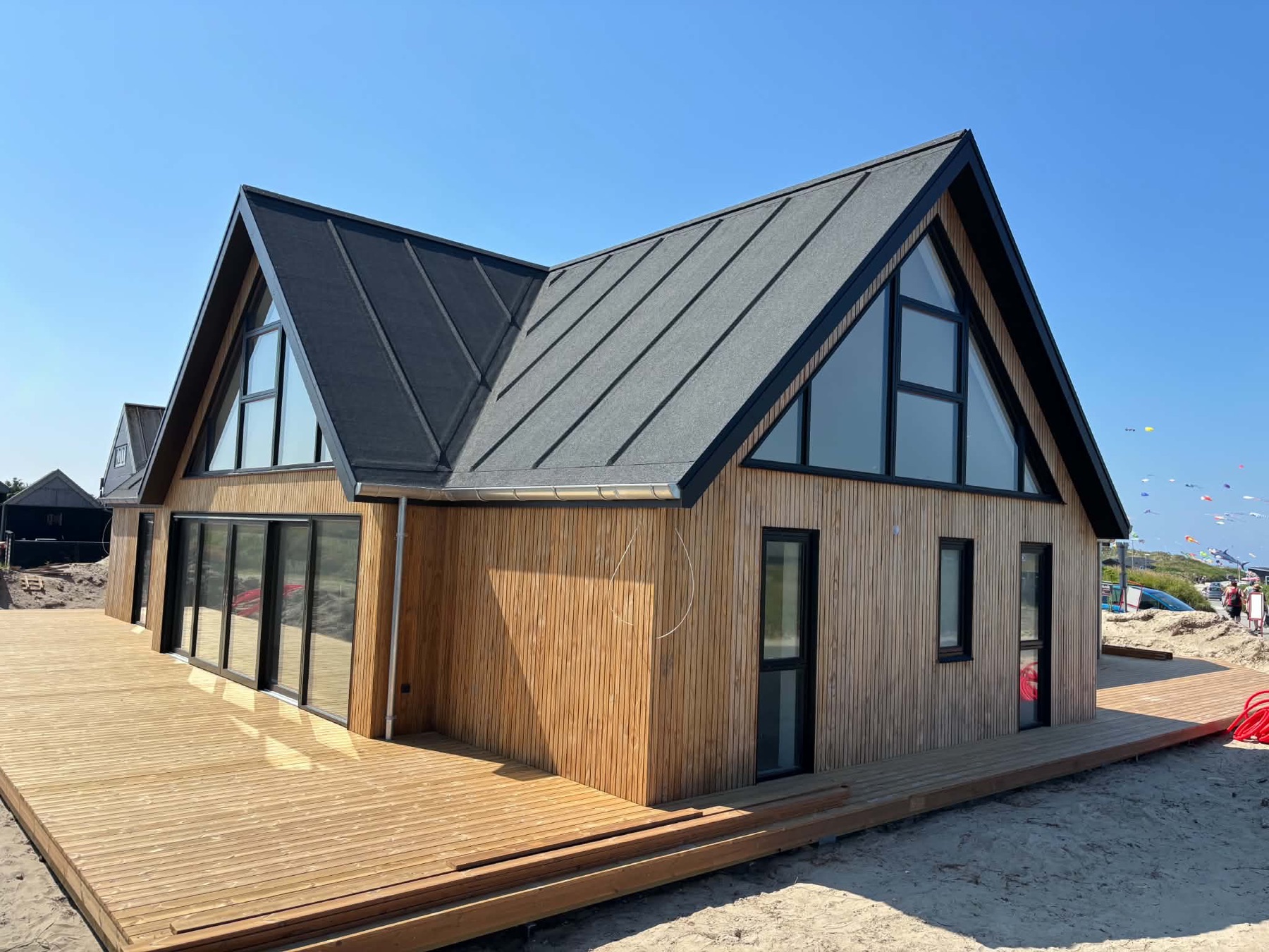 Terrassen følger huset.
