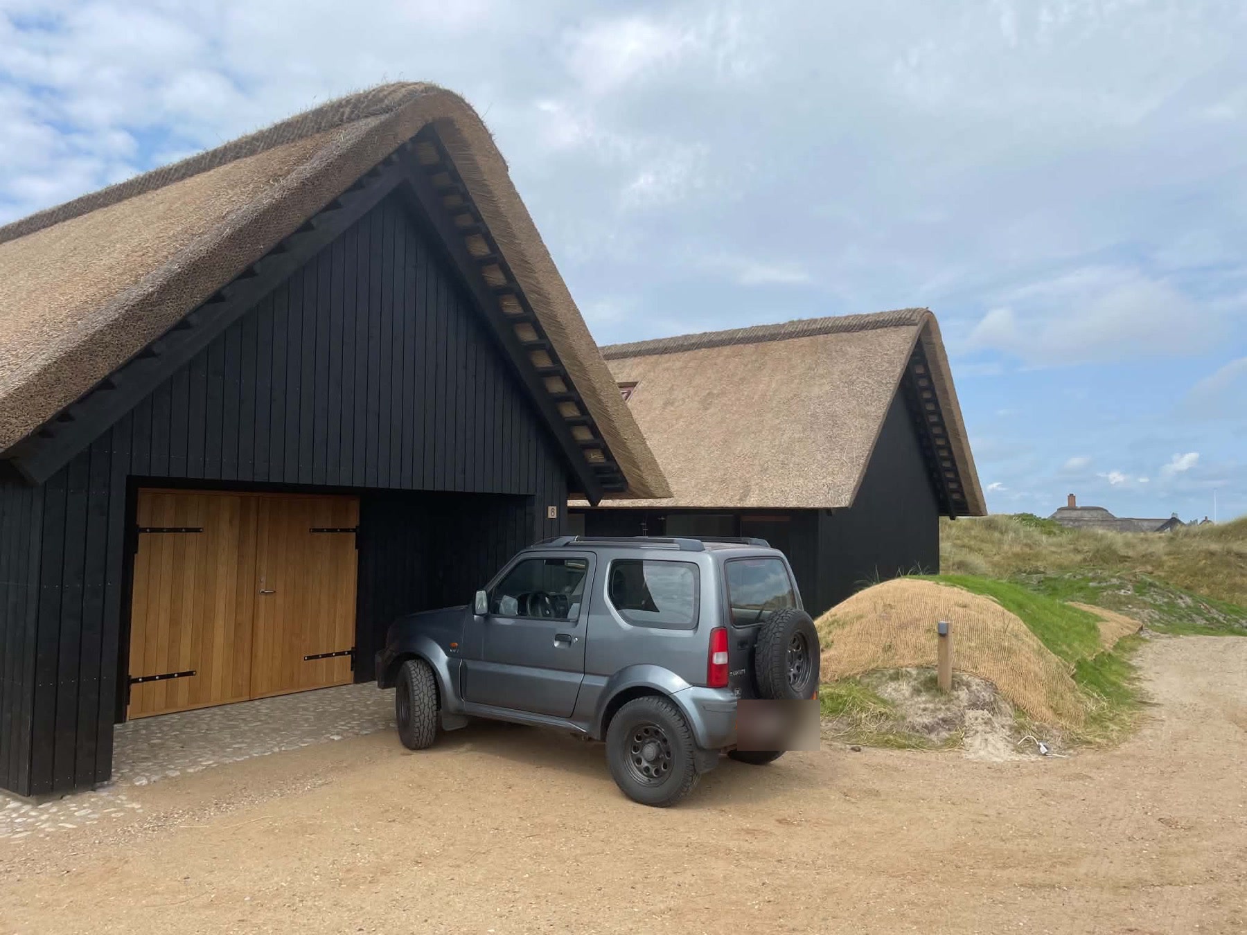 Sommerhus med stråtag og ladeport i træ på Fanø