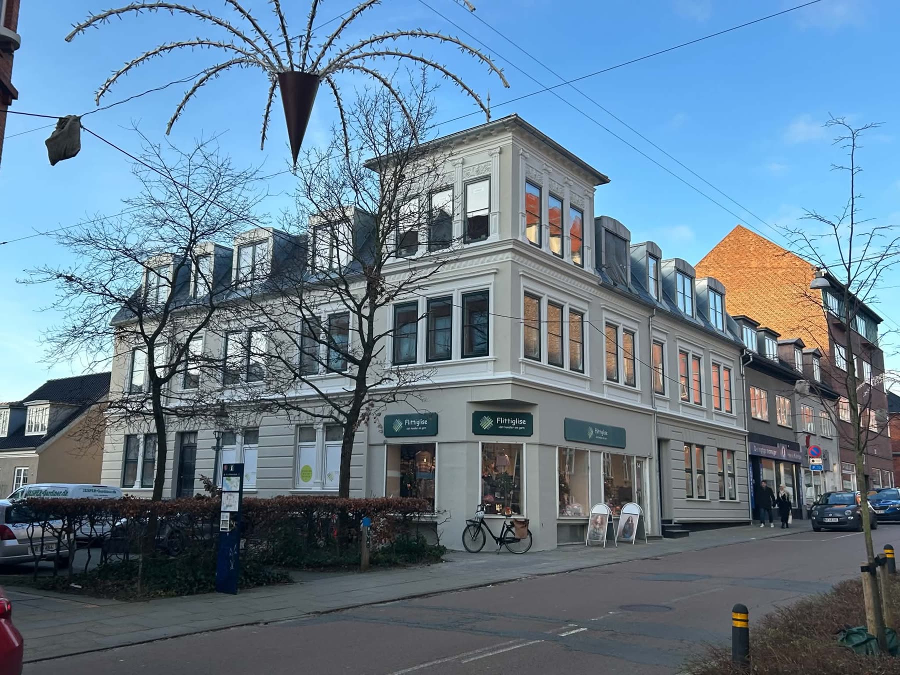 Ejendommen på hjørnet i dag — med butik i stueetagen.