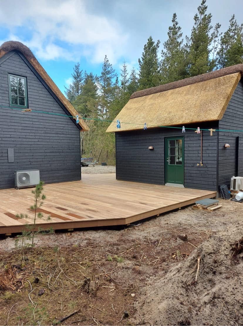 Terrassen mellem de to bygninger.