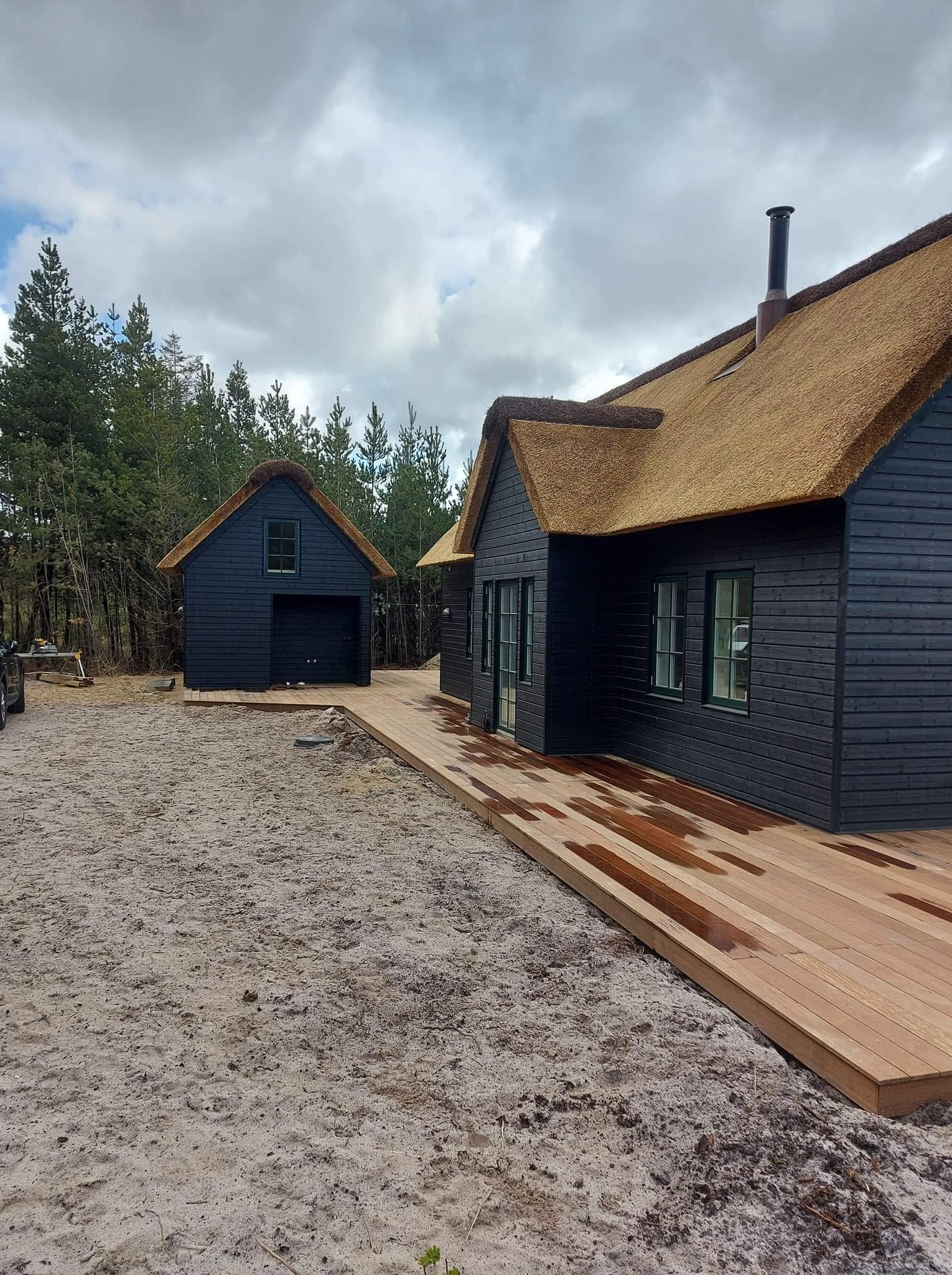 Terrassen langs huset.